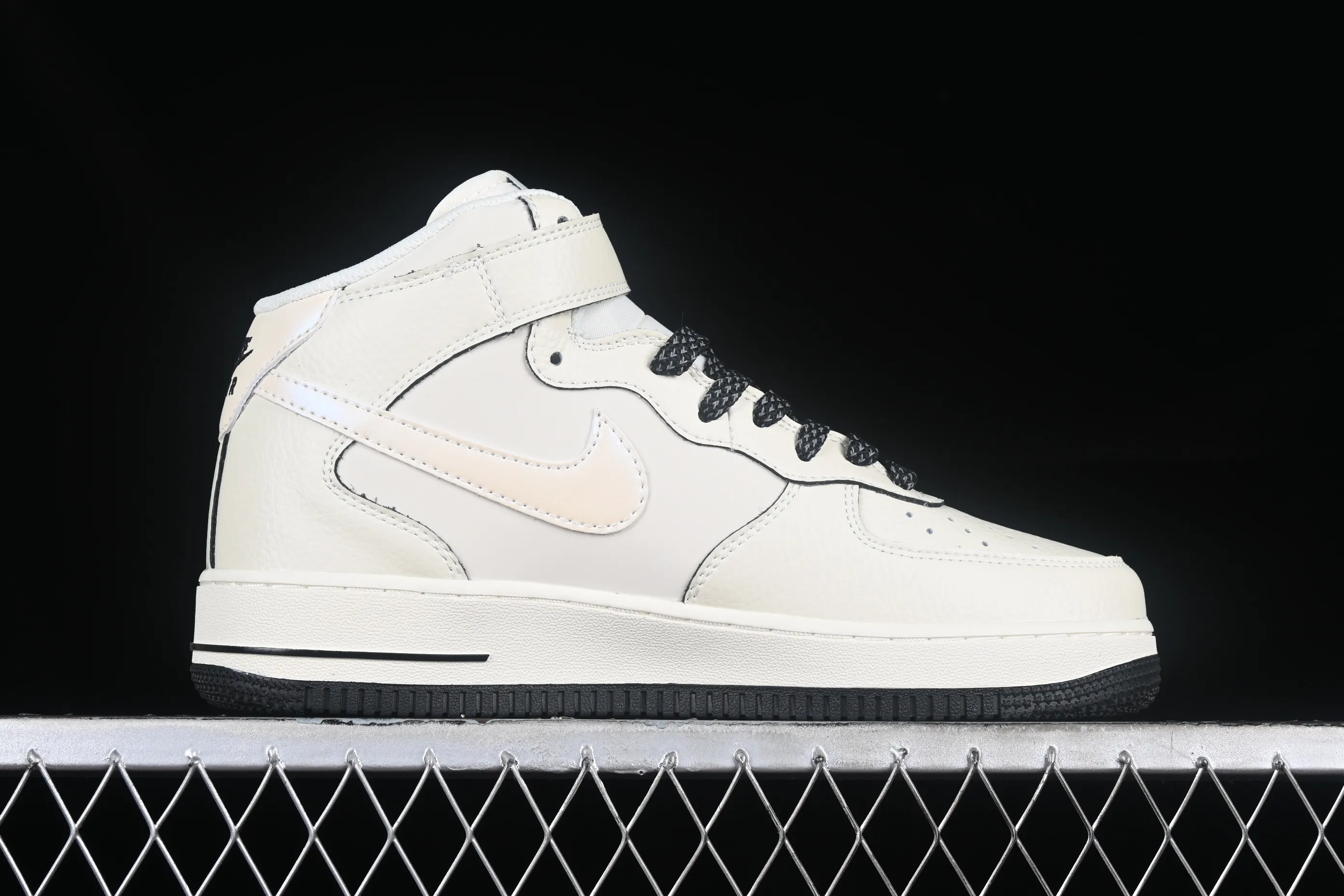 All categories Nk Air Force 1 Air Force series Nk Air Force 1 Mid Air Force mid-top Nk Air Force 1'07 Mid black pearlescent small hook Air Force One mid-top casual sneakers SG2356-807